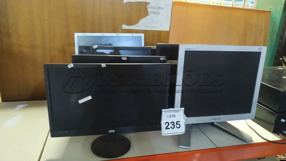 LOTE 235 - 08 MONITORES DE MARCAS E MODELOS DIVERSOS. (NO ESTADO) ATENÇÃO! FAZER A VISITAÇÃO ANTES DE ARREMATAR, NÃO SABEMOS SE FUNCIONA, LEILÃO NÃO TEM GARANTIA E NEM DEVOLUÇÃO, SUJEITO A POSSÍVEIS AVARIAS VISÍVEIS/OCULTAS E/OU AUSÊNCIA DE COMPONENTES.