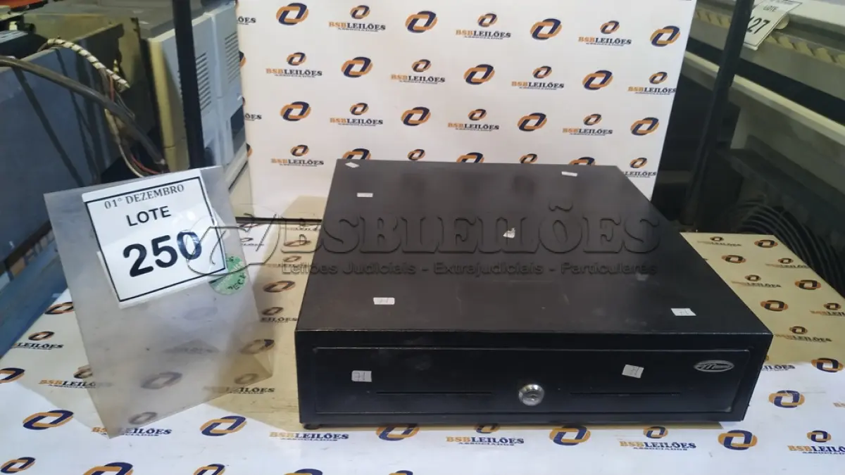 LOTE 250 - 01 GAVETA DE DINHEIRO. (NO ESTADO) ATENÇÃO! FAZER A VISITAÇÃO ANTES DE ARREMATAR, NÃO SABEMOS SE FUNCIONA, LEILÃO NÃO TEM GARANTIA E NEM DEVOLUÇÃO, SUJEITO A POSSÍVEIS AVARIAS VISÍVEIS/OCULTAS E/OU AUSÊNCIA DE COMPONENTES.