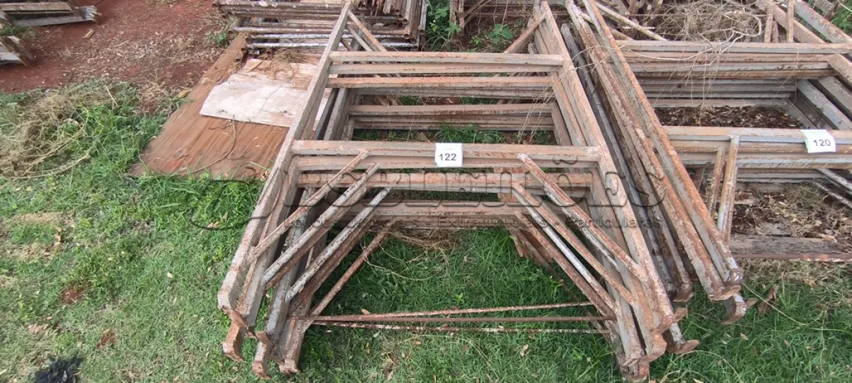 LOTE 122 - 10 MESAS DE FERRO PARA ANDAIMES. (NO ESTADO) ATENÇÃO! FAZER A VISITAÇÃO ANTES DE ARREMATAR, NÃO SABEMOS SE FUNCIONA, LEILÃO NÃO TEM GARANTIA E NEM DEVOLUÇÃO, SUJEITO A POSSÍVEIS AVARIAS VISÍVEIS/OCULTAS E/OU AUSÊNCIA DE COMPONENTES.