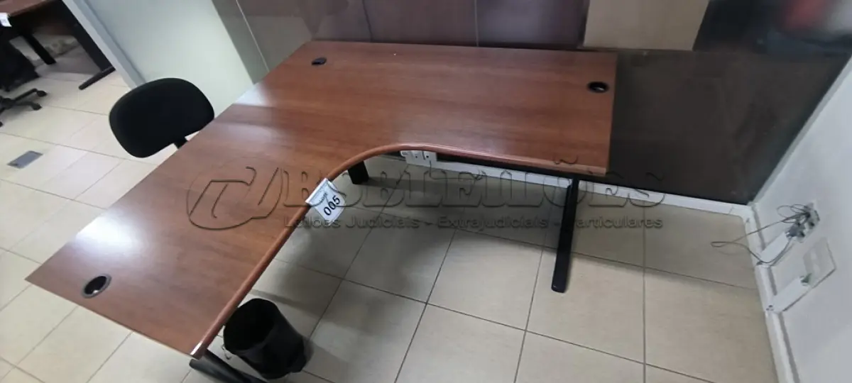 LOTE 005 - 01 MESA DE CANTO EM MADEIRA NA COR MARROM PARA ESCRITÓRIO. (NO ESTADO) ATENÇÃO! FAZER A VISITAÇÃO ANTES DE ARREMATAR, NÃO SABEMOS SE FUNCIONA, LEILÃO NÃO TEM GARANTIA E NEM DEVOLUÇÃO, SUJEITO A POSSÍVEIS AVARIAS VISÍVEIS/OCULTAS E/OU AUSÊNCIA DE COMPONENTES.