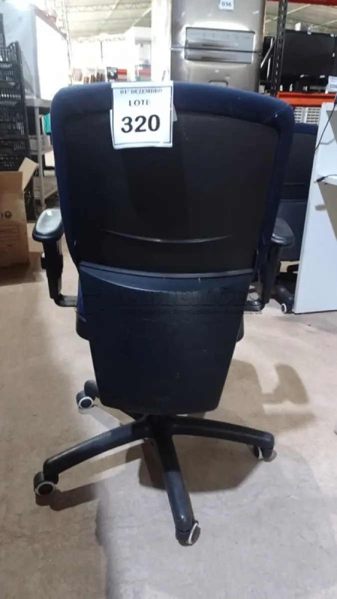 LOTE 320 - 01 CADEIRA DE ESCRITÓRIO GIRATÓRIA COM RODINHAS. (NO ESTADO) ATENÇÃO! FAZER A VISITAÇÃO ANTES DE ARREMATAR, NÃO SABEMOS SE FUNCIONA, LEILÃO NÃO TEM GARANTIA E NEM DEVOLUÇÃO, SUJEITO A POSSÍVEIS AVARIAS VISÍVEIS/OCULTAS E/OU AUSÊNCIA DE COMPONENTES.