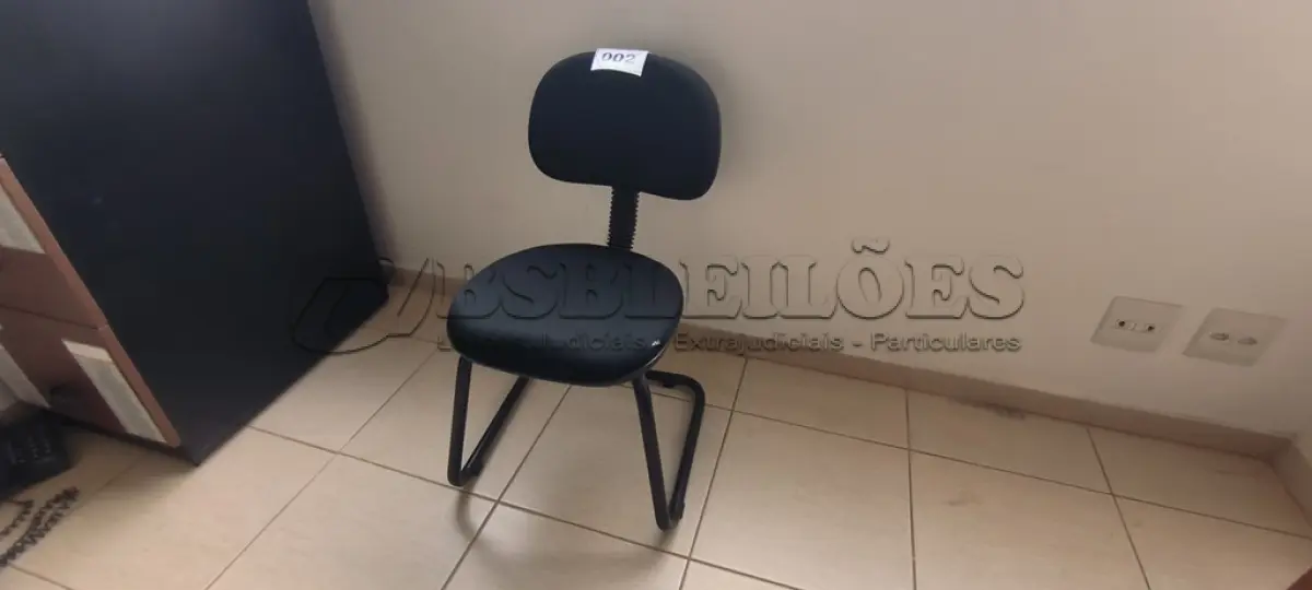 LOTE 002 - 01 CADEIRA FIXA PARA ESCRITÓRIO. (NO ESTADO) ATENÇÃO! FAZER A VISITAÇÃO ANTES DE ARREMATAR, NÃO SABEMOS SE FUNCIONA, LEILÃO NÃO TEM GARANTIA E NEM DEVOLUÇÃO, SUJEITO A POSSÍVEIS AVARIAS VISÍVEIS/OCULTAS E/OU AUSÊNCIA DE COMPONENTES.