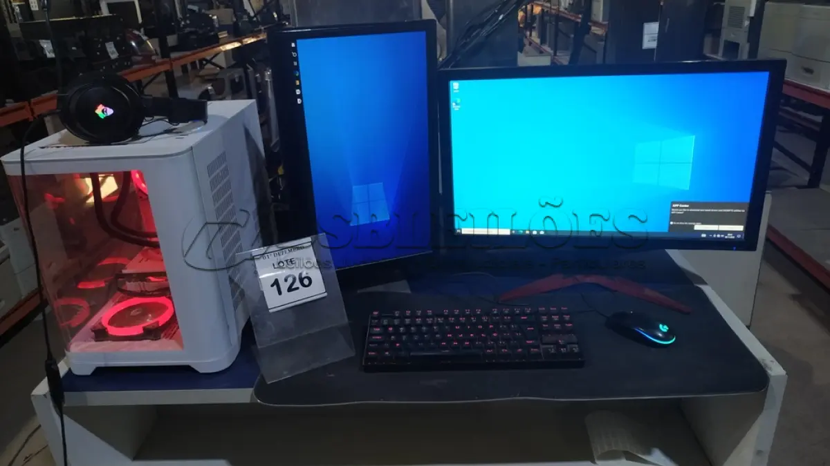LOTE 126 - 01 PC GAMER COMPLETO, GABINETE AIGO AQUÁRIO, MONITOR ACER 165HZ 24’’, MONITOR SECUNDÁRIO MARCA AOC, PROCESSADOR RYZEN 5 2600, PLACA MÃE GIGABITE B450, MEMÓRIA RAM 2X8, WATERCOLER RISE MOD, PLACA DE VÍDEO RX 580 8GB, FONTE REDRAGON RGPS 500W 80 PLUS BRONZE, SSD NVME KINGSTON 500GB, TECLADO REDRAGON KUMARA, MOUSE LOGITECH G203 E HEADSET MANCER. (NO ESTADO) ATENÇÃO! FAZER A VISITAÇÃO ANTES DE ARREMATAR, NÃO SABEMOS SE FUNCIONA, LEILÃO NÃO TEM GARANTIA E NEM DEVOLUÇÃO, SUJEITO A POSSÍVEIS AVARIAS VISÍVEIS/OCULTAS E/OU AUSÊNCIA DE COMPONENTES.