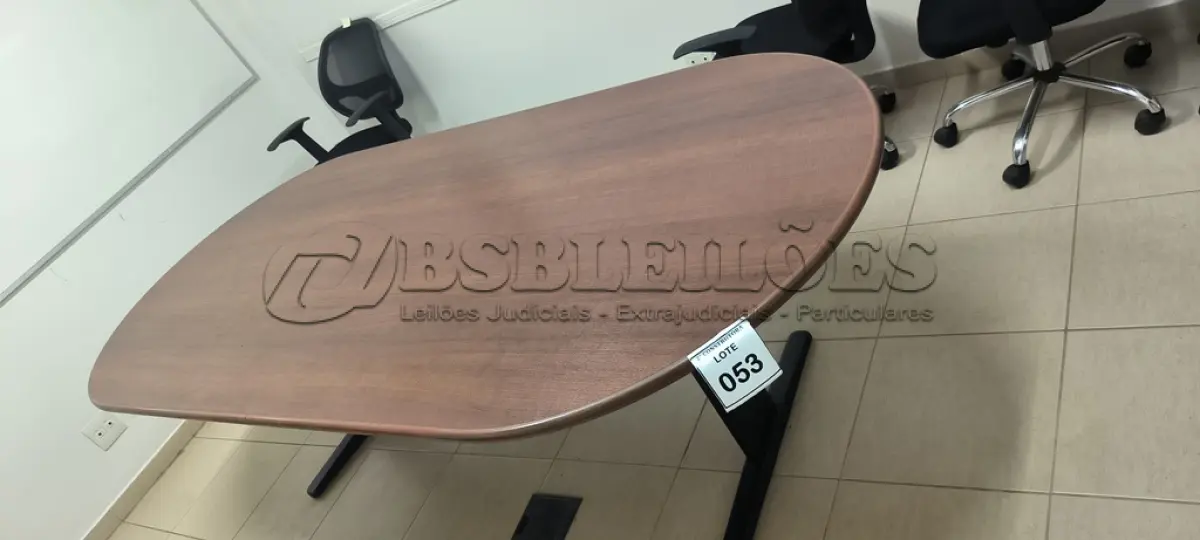 LOTE 053 - 01 MESA OVAL PARA REUNIÃO EM MADEIRA NA COR MARROM PARA 08 LUGARES. (NO ESTADO) ATENÇÃO! FAZER A VISITAÇÃO ANTES DE ARREMATAR, NÃO SABEMOS SE FUNCIONA, LEILÃO NÃO TEM GARANTIA E NEM DEVOLUÇÃO, SUJEITO A POSSÍVEIS AVARIAS VISÍVEIS/OCULTAS E/OU AUSÊNCIA DE COMPONENTES.