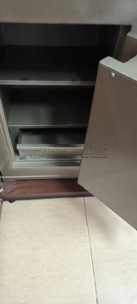 LOTE 074 - 01 COFRE PEQUENO COM SENHA E CHAVE. (NO ESTADO) ATENÇÃO! FAZER A VISITAÇÃO ANTES DE ARREMATAR, NÃO SABEMOS SE FUNCIONA, LEILÃO NÃO TEM GARANTIA E NEM DEVOLUÇÃO, SUJEITO A POSSÍVEIS AVARIAS VISÍVEIS/OCULTAS E/OU AUSÊNCIA DE COMPONENTES.