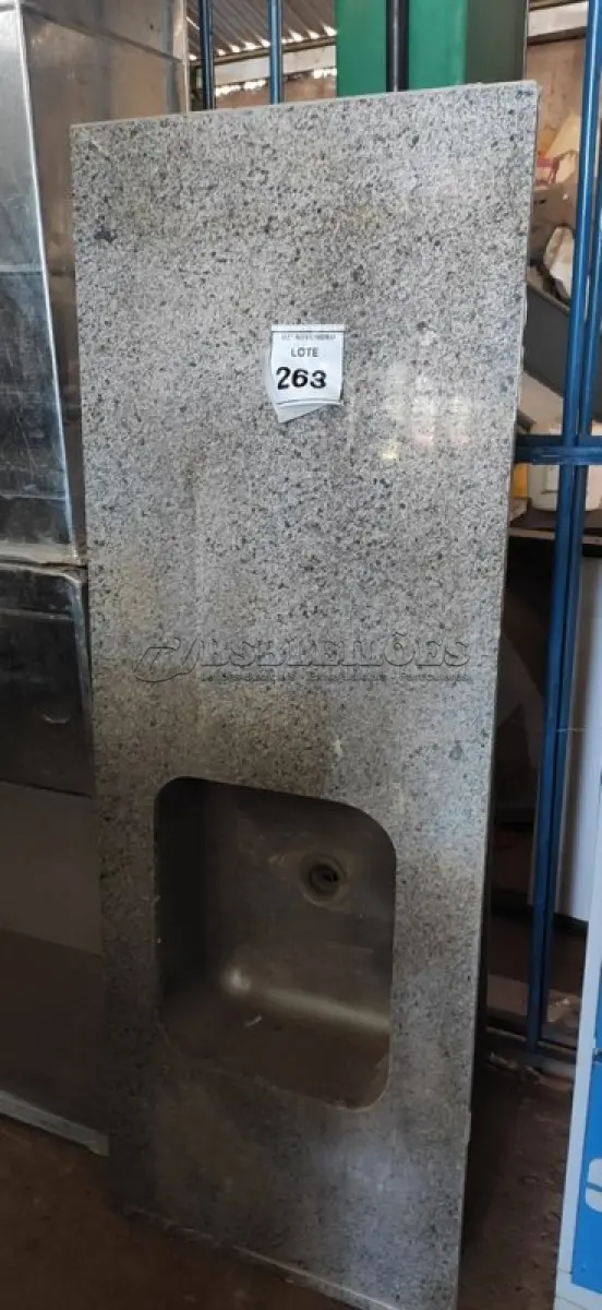 LOTE 263 - 01 PIA EM MÁRMORE COM 01 CUBA INOX 1,70X0,60. (NO ESTADO) ATENÇÃO! FAZER A VISITAÇÃO ANTES DE ARREMATAR, NÃO SABEMOS SE FUNCIONA, LEILÃO NÃO TEM GARANTIA E NEM DEVOLUÇÃO, SUJEITO A POSSÍVEIS AVARIAS VISÍVEIS/OCULTAS E/OU AUSÊNCIA DE COMPONENTES.