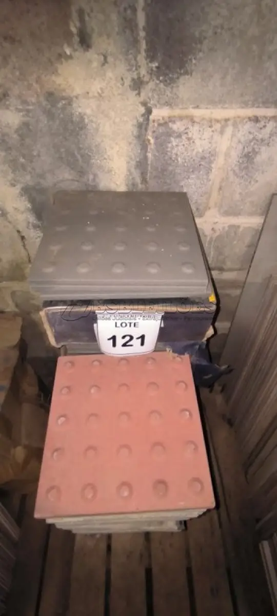LOTE 121 - 01 LOTE COM PISO TATIL DE ALERTA CINZA CLARO E CINZA ESCURO24,5X24,5CM. (NO ESTADO) ATENÇÃO! FAZER A VISITAÇÃO ANTES DE ARREMATAR, NÃO SABEMOS SE FUNCIONA, LEILÃO NÃO TEM GARANTIA E NEM DEVOLUÇÃO, SUJEITO A POSSÍVEIS AVARIAS VISÍVEIS/OCULTAS E/OU AUSÊNCIA DE COMPONENTES.