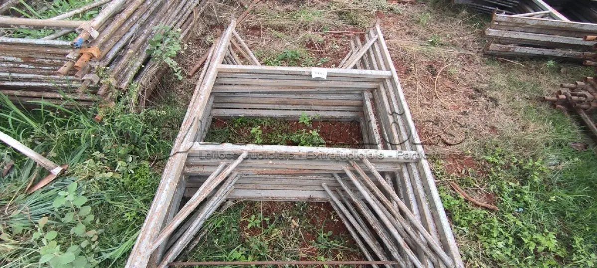 LOTE 106 - 10 MESAS DE FERRO PARA ANDAIMES. (NO ESTADO) ATENÇÃO! FAZER A VISITAÇÃO ANTES DE ARREMATAR, NÃO SABEMOS SE FUNCIONA, LEILÃO NÃO TEM GARANTIA E NEM DEVOLUÇÃO, SUJEITO A POSSÍVEIS AVARIAS VISÍVEIS/OCULTAS E/OU AUSÊNCIA DE COMPONENTES.