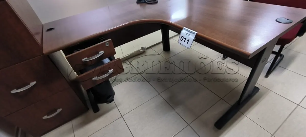 LOTE 011 - 01 MESA DE CANTO EM MADEIRA COM 02 GAVETAS NA COR MARROM. . (NO ESTADO) ATENÇÃO! FAZER A VISITAÇÃO ANTES DE ARREMATAR, NÃO SABEMOS SE FUNCIONA, LEILÃO NÃO TEM GARANTIA E NEM DEVOLUÇÃO, SUJEITO A POSSÍVEIS AVARIAS VISÍVEIS/OCULTAS E/OU AUSÊNCIA DE COMPONENTES.