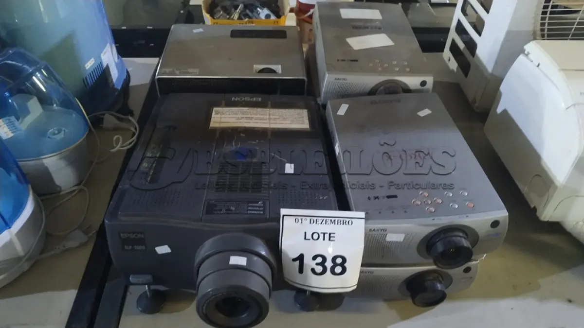 LOTE 138 - 07 PROJETORES DE MARCAS E MODELOS DIVERSOS. (NO ESTADO) ATENÇÃO! FAZER A VISITAÇÃO ANTES DE ARREMATAR, NÃO SABEMOS SE FUNCIONA, LEILÃO NÃO TEM GARANTIA E NEM DEVOLUÇÃO, SUJEITO A POSSÍVEIS AVARIAS VISÍVEIS/OCULTAS E/OU AUSÊNCIA DE COMPONENTES.