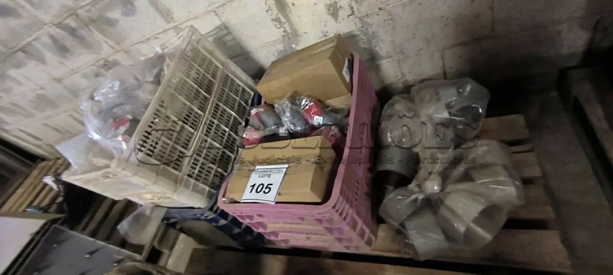 LOTE 105 - 01 LOTE COM PORCAS, ARRUELAS , LUVAS PARA ELETRODUTOS LUVAS ROSCADAS ZINCADAS, GRAMPOS PARA CONDUITES E TOMADAS INDUSTRIAIS. (NO ESTADO) ATENÇÃO! FAZER A VISITAÇÃO ANTES DE ARREMATAR, NÃO SABEMOS SE FUNCIONA, LEILÃO NÃO TEM GARANTIA E NEM DEVOLUÇÃO, SUJEITO A POSSÍVEIS AVARIAS VISÍVEIS/OCULTAS E/OU AUSÊNCIA DE COMPONENTES.