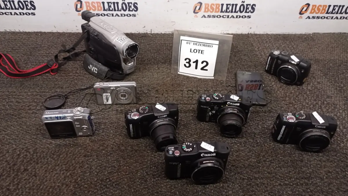 LOTE 312 - 01 FILMADORA MARCA JVC, 01 CELULAR MARCA SONY E 07 CÂMERAS FOTOGRÁFICAS DE MARCAS E MODELOS DIVERSOS. (NO ESTADO) ATENÇÃO! FAZER A VISITAÇÃO ANTES DE ARREMATAR, NÃO SABEMOS SE FUNCIONA, LEILÃO NÃO TEM GARANTIA E NEM DEVOLUÇÃO, SUJEITO A POSSÍVEIS AVARIAS VISÍVEIS/OCULTAS E/OU AUSÊNCIA DE COMPONENTES.