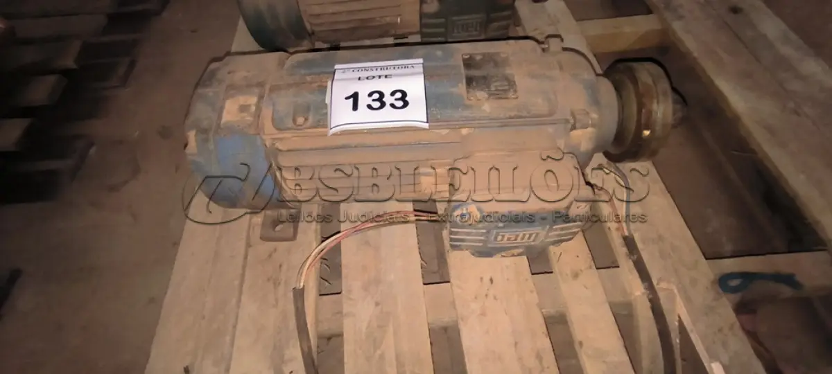 LOTE 133 - 01 MOTOR ELÉTRICO TRIFÁSICO PARA SERRA DE BANCADA. (NO ESTADO) ATENÇÃO! FAZER A VISITAÇÃO ANTES DE ARREMATAR, NÃO SABEMOS SE FUNCIONA, LEILÃO NÃO TEM GARANTIA E NEM DEVOLUÇÃO, SUJEITO A POSSÍVEIS AVARIAS VISÍVEIS/OCULTAS E/OU AUSÊNCIA DE COMPONENTES.