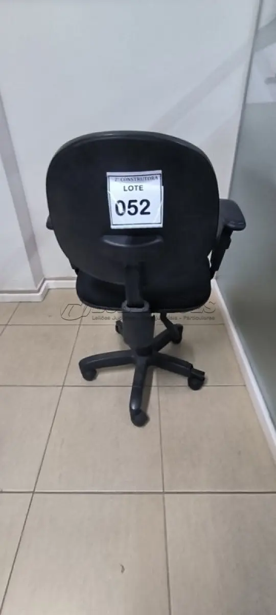 LOTE 052 - 01 CADEIRA GIRATÓRIA PARA ESCRITÓRIO. (NO ESTADO) ATENÇÃO! FAZER A VISITAÇÃO ANTES DE ARREMATAR, NÃO SABEMOS SE FUNCIONA, LEILÃO NÃO TEM GARANTIA E NEM DEVOLUÇÃO, SUJEITO A POSSÍVEIS AVARIAS VISÍVEIS/OCULTAS E/OU AUSÊNCIA DE COMPONENTES.