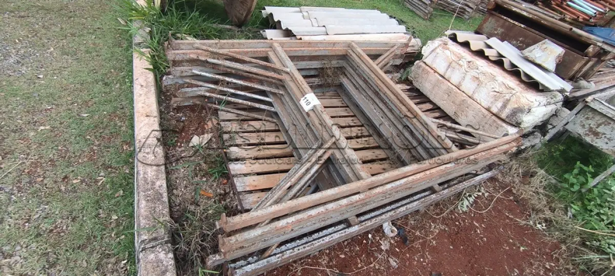 LOTE 110 - 10 MESAS DE FERRO PARA ANDAIMES. (NO ESTADO) ATENÇÃO! FAZER A VISITAÇÃO ANTES DE ARREMATAR, NÃO SABEMOS SE FUNCIONA, LEILÃO NÃO TEM GARANTIA E NEM DEVOLUÇÃO, SUJEITO A POSSÍVEIS AVARIAS VISÍVEIS/OCULTAS E/OU AUSÊNCIA DE COMPONENTES.
