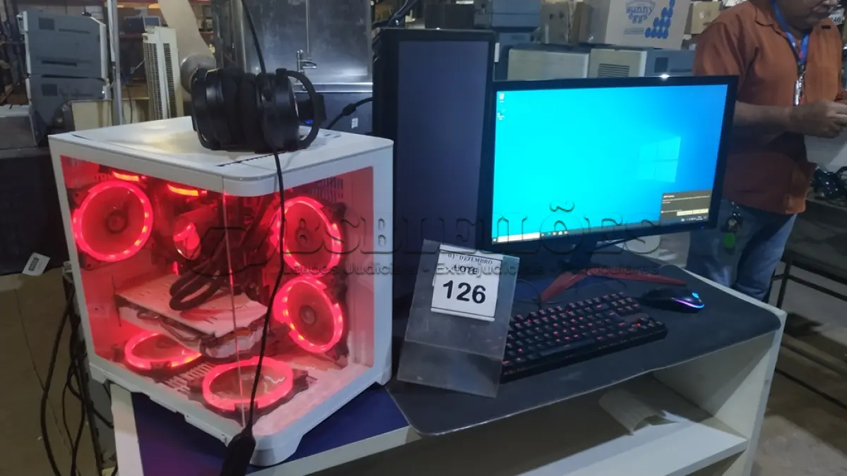 LOTE 126 - 01 PC GAMER COMPLETO, GABINETE AIGO AQUÁRIO, MONITOR ACER 165HZ 24’’, MONITOR SECUNDÁRIO MARCA AOC, PROCESSADOR RYZEN 5 2600, PLACA MÃE GIGABITE B450, MEMÓRIA RAM 2X8, WATERCOLER RISE MOD, PLACA DE VÍDEO RX 580 8GB, FONTE REDRAGON RGPS 500W 80 PLUS BRONZE, SSD NVME KINGSTON 500GB, TECLADO REDRAGON KUMARA, MOUSE LOGITECH G203 E HEADSET MANCER. (NO ESTADO) ATENÇÃO! FAZER A VISITAÇÃO ANTES DE ARREMATAR, NÃO SABEMOS SE FUNCIONA, LEILÃO NÃO TEM GARANTIA E NEM DEVOLUÇÃO, SUJEITO A POSSÍVEIS AVARIAS VISÍVEIS/OCULTAS E/OU AUSÊNCIA DE COMPONENTES.
