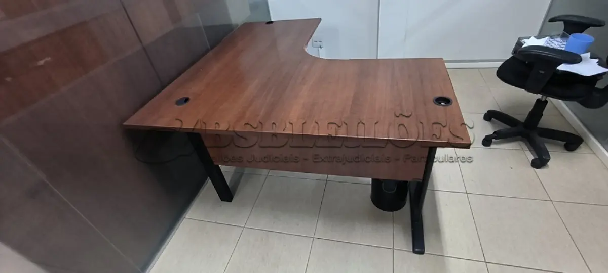 LOTE 005 - 01 MESA DE CANTO EM MADEIRA NA COR MARROM PARA ESCRITÓRIO. (NO ESTADO) ATENÇÃO! FAZER A VISITAÇÃO ANTES DE ARREMATAR, NÃO SABEMOS SE FUNCIONA, LEILÃO NÃO TEM GARANTIA E NEM DEVOLUÇÃO, SUJEITO A POSSÍVEIS AVARIAS VISÍVEIS/OCULTAS E/OU AUSÊNCIA DE COMPONENTES.