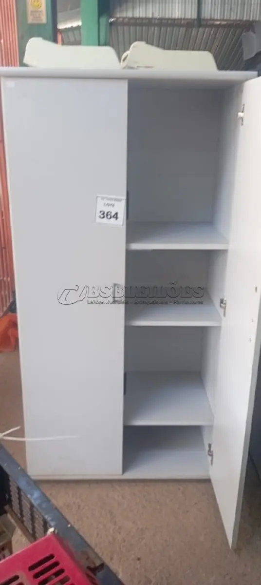 LOTE 364 - 01 ARMÁRIO ALTO PARA ESCRITÓRIO COM 03 COMPARTIMENTOS. (NO ESTADO) ATENÇÃO! FAZER A VISITAÇÃO ANTES DE ARREMATAR, NÃO SABEMOS SE FUNCIONA, LEILÃO NÃO TEM GARANTIA E NEM DEVOLUÇÃO, SUJEITO A POSSÍVEIS AVARIAS VISÍVEIS/OCULTAS E/OU AUSÊNCIA DE COMPONENTES.
