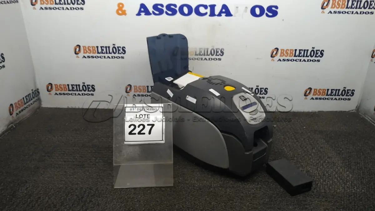 LOTE 227 - 01 IMPRESSORA DE CRACHÁ MARCA ZEBRA. (NO ESTADO) ATENÇÃO! FAZER A VISITAÇÃO ANTES DE ARREMATAR, NÃO SABEMOS SE FUNCIONA, LEILÃO NÃO TEM GARANTIA E NEM DEVOLUÇÃO, SUJEITO A POSSÍVEIS AVARIAS VISÍVEIS/OCULTAS E/OU AUSÊNCIA DE COMPONENTES.