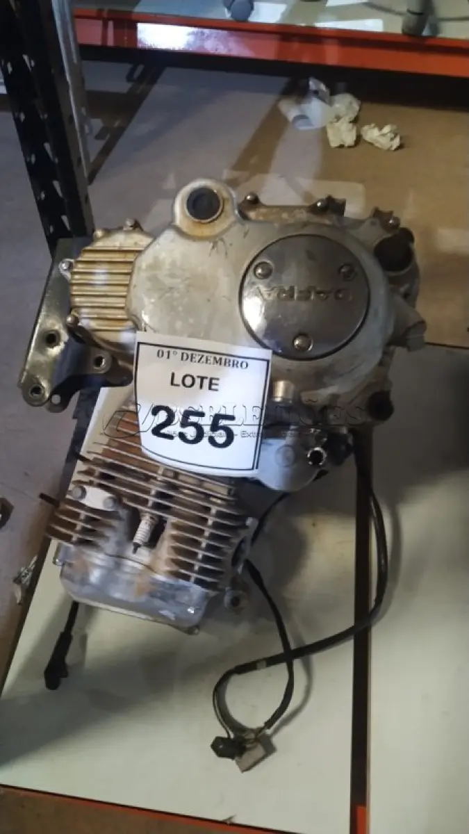 LOTE 255 - 01 MOTOR DE MOTO DAFRA. (NO ESTADO) ATENÇÃO! FAZER A VISITAÇÃO ANTES DE ARREMATAR, NÃO SABEMOS SE FUNCIONA, LEILÃO NÃO TEM GARANTIA E NEM DEVOLUÇÃO, SUJEITO A POSSÍVEIS AVARIAS VISÍVEIS/OCULTAS E/OU AUSÊNCIA DE COMPONENTES.