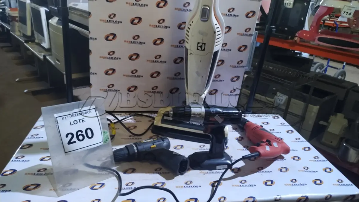 LOTE 260 - 01 FURADEIRA, 02 PARAFUSADEIRAS E 01 ASPIRADOR DE PÓ. (NO ESTADO) ATENÇÃO! FAZER A VISITAÇÃO ANTES DE ARREMATAR, NÃO SABEMOS SE FUNCIONA, LEILÃO NÃO TEM GARANTIA E NEM DEVOLUÇÃO, SUJEITO A POSSÍVEIS AVARIAS VISÍVEIS/OCULTAS E/OU AUSÊNCIA DE COMPONENTES.
