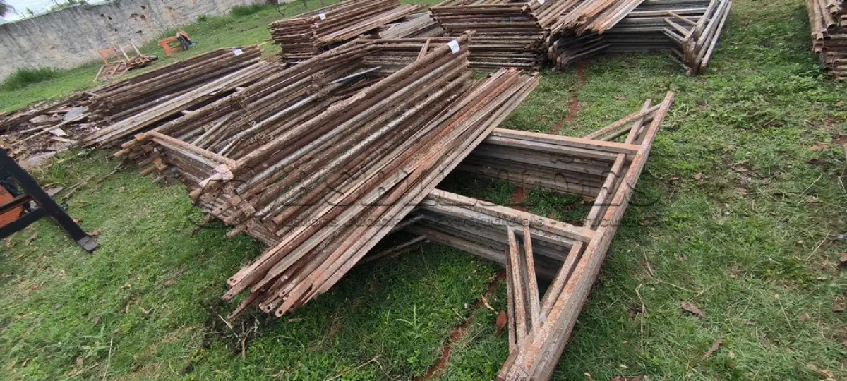 LOTE 098 - 10 ANDAIMES COM 10 MESAS DE FERRO. (NO ESTADO) ATENÇÃO! FAZER A VISITAÇÃO ANTES DE ARREMATAR, NÃO SABEMOS SE FUNCIONA, LEILÃO NÃO TEM GARANTIA E NEM DEVOLUÇÃO, SUJEITO A POSSÍVEIS AVARIAS VISÍVEIS/OCULTAS E/OU AUSÊNCIA DE COMPONENTES.