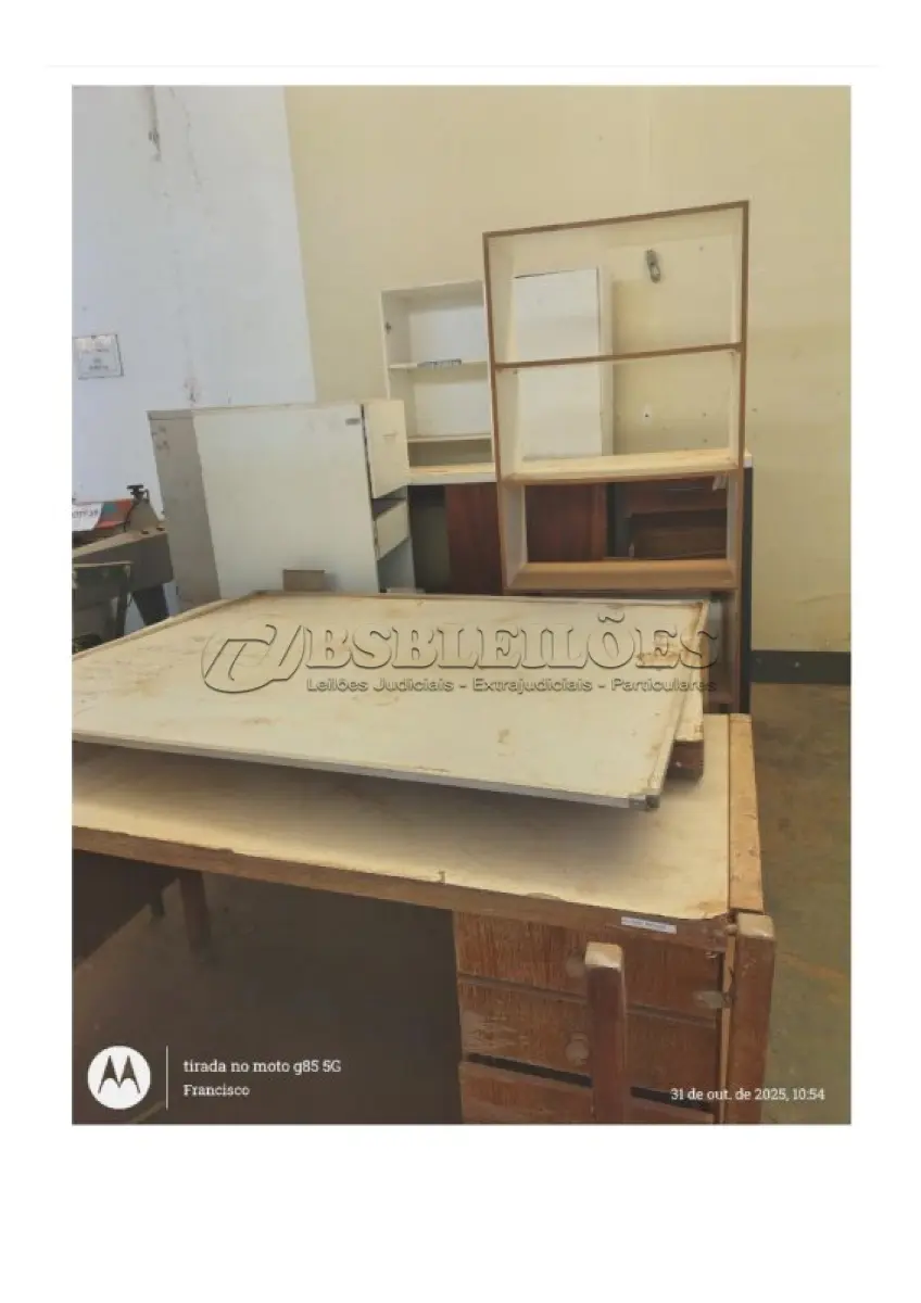 LOTE 083 - 16 ITENS, CONTENDO RACK DE PISO, ARQUIVOS DE AÇO, QUADROS BRANCOS NÃO MAGNÉTICO C/ APAGADOR, MESA FUNCIONÁRIO EM MADEIRA C/ 3 GAVETAS, ARMÁRIOS FECHADOS TAMPO SUPERIOR EM FORMING, COR CINZA, C/ 5 PRATELEIRAS E 2 PORTAS, GAVETEIRO EM MDF C/ 4 GAVETAS, PRANCHETAS PARA DESENHO-MESA, ARMÁRIO AÇO, MEDINDO: 1980 X 900 X 500MM, CONTENDO DUAS PORTAS, 4 PRATELEIRAS AJUSTÁVEIS, E FECHADURA COM CHAVE, CONFECCIONADO EM CHAPA DE AÇO N° 20, MESAS E BALCÃO EM MADEIRA COM PORTAS; ( NO ESTADO DE CONSERVAÇÃO QUE SE ENCONTRAM)