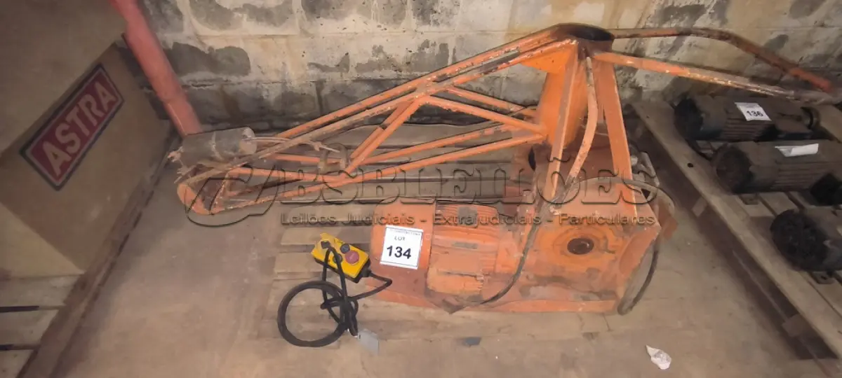 LOTE 134 - 01 MINI GRUA ELÉTRICA TRIFÁSICA. (NO ESTADO) ATENÇÃO! FAZER A VISITAÇÃO ANTES DE ARREMATAR, NÃO SABEMOS SE FUNCIONA, LEILÃO NÃO TEM GARANTIA E NEM DEVOLUÇÃO, SUJEITO A POSSÍVEIS AVARIAS VISÍVEIS/OCULTAS E/OU AUSÊNCIA DE COMPONENTES.