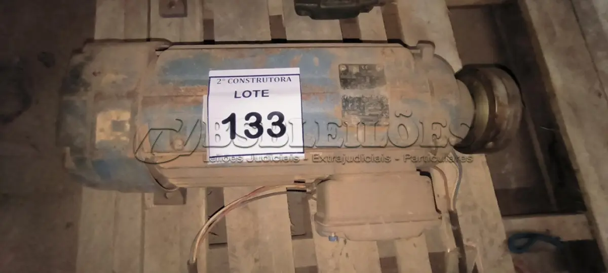 LOTE 133 - 01 MOTOR ELÉTRICO TRIFÁSICO PARA SERRA DE BANCADA. (NO ESTADO) ATENÇÃO! FAZER A VISITAÇÃO ANTES DE ARREMATAR, NÃO SABEMOS SE FUNCIONA, LEILÃO NÃO TEM GARANTIA E NEM DEVOLUÇÃO, SUJEITO A POSSÍVEIS AVARIAS VISÍVEIS/OCULTAS E/OU AUSÊNCIA DE COMPONENTES.