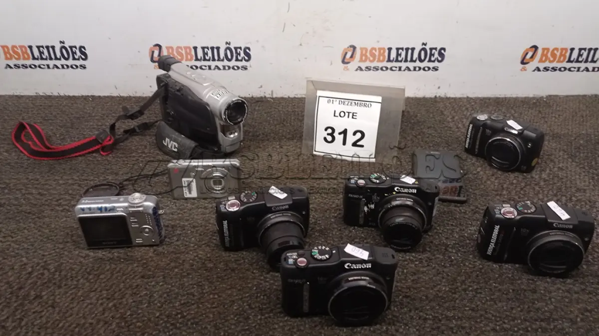 LOTE 312 - 01 FILMADORA MARCA JVC, 01 CELULAR MARCA SONY E 07 CÂMERAS FOTOGRÁFICAS DE MARCAS E MODELOS DIVERSOS. (NO ESTADO) ATENÇÃO! FAZER A VISITAÇÃO ANTES DE ARREMATAR, NÃO SABEMOS SE FUNCIONA, LEILÃO NÃO TEM GARANTIA E NEM DEVOLUÇÃO, SUJEITO A POSSÍVEIS AVARIAS VISÍVEIS/OCULTAS E/OU AUSÊNCIA DE COMPONENTES.