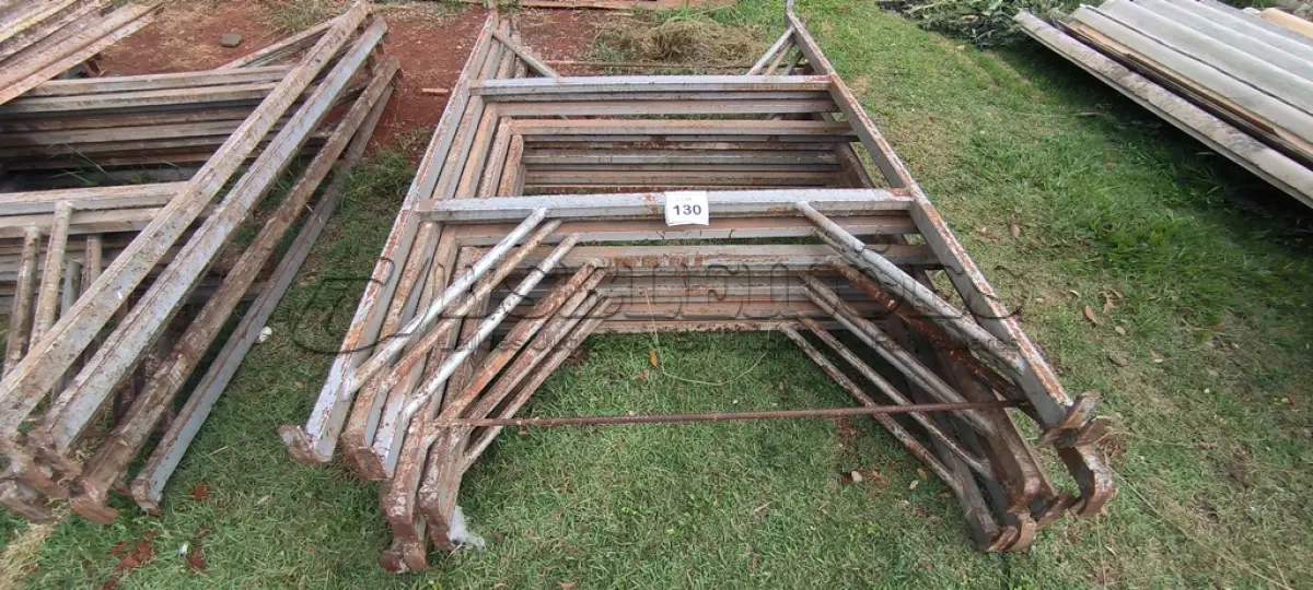LOTE 130 - 10 MESAS DE FERRO PARA ANDAIMES. (NO ESTADO) ATENÇÃO! FAZER A VISITAÇÃO ANTES DE ARREMATAR, NÃO SABEMOS SE FUNCIONA, LEILÃO NÃO TEM GARANTIA E NEM DEVOLUÇÃO, SUJEITO A POSSÍVEIS AVARIAS VISÍVEIS/OCULTAS E/OU AUSÊNCIA DE COMPONENTES.
