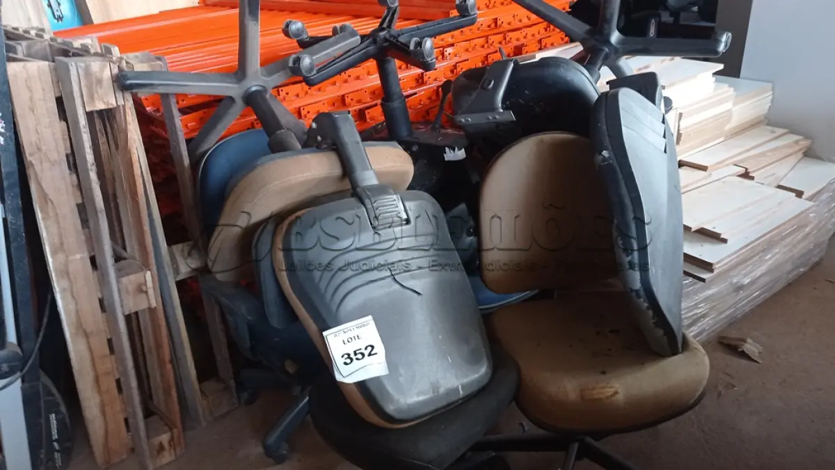 LOTE 352 - 01 LOTE COM VÁRIAS CADEIRAS DE ESCRITÓRIO PARA RETIRADA DE PEÇAS. (NO ESTADO) ATENÇÃO! FAZER A VISITAÇÃO ANTES DE ARREMATAR, NÃO SABEMOS SE FUNCIONA, LEILÃO NÃO TEM GARANTIA E NEM DEVOLUÇÃO, SUJEITO A POSSÍVEIS AVARIAS VISÍVEIS/OCULTAS E/OU AUSÊNCIA DE COMPONENTES.