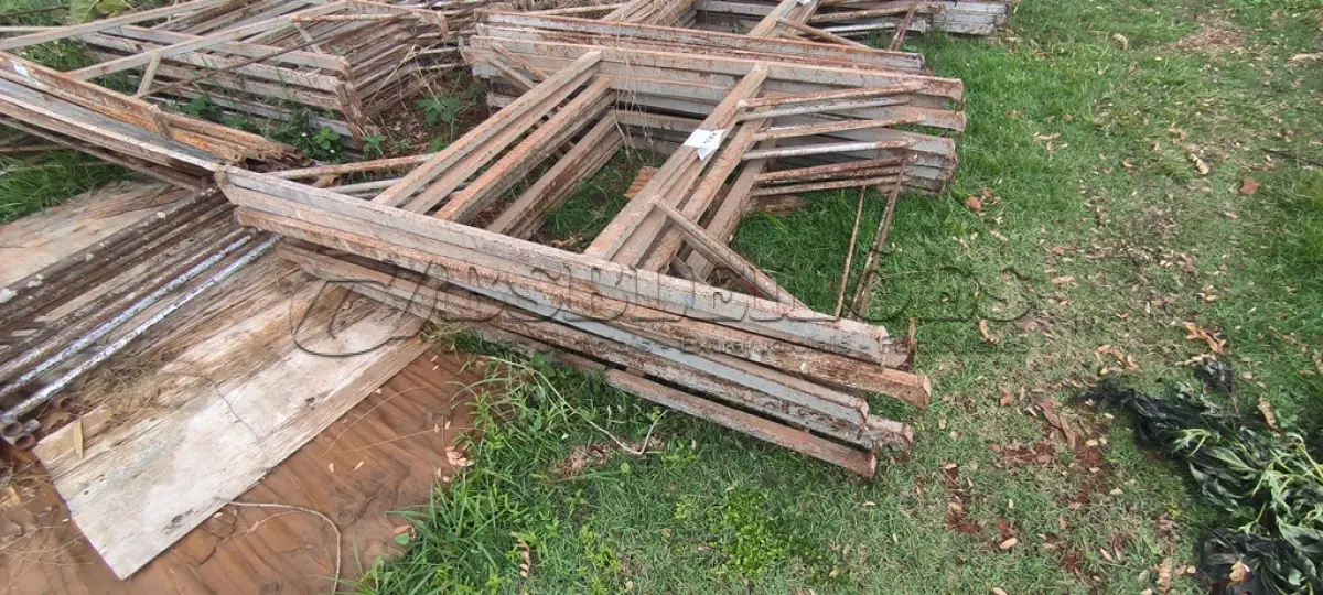 LOTE 122 - 10 MESAS DE FERRO PARA ANDAIMES. (NO ESTADO) ATENÇÃO! FAZER A VISITAÇÃO ANTES DE ARREMATAR, NÃO SABEMOS SE FUNCIONA, LEILÃO NÃO TEM GARANTIA E NEM DEVOLUÇÃO, SUJEITO A POSSÍVEIS AVARIAS VISÍVEIS/OCULTAS E/OU AUSÊNCIA DE COMPONENTES.
