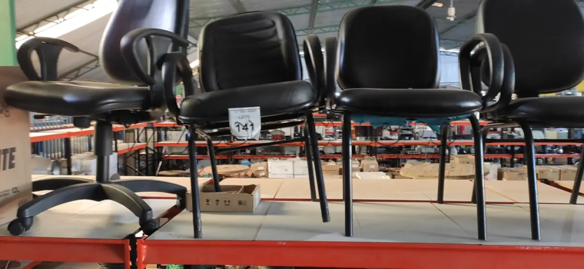 LOTE 141 - 02 CADEIRAS DE ESCRITÓRIO. (NO ESTADO) ATENÇÃO! FAZER A VISITAÇÃO ANTES DE ARREMATAR, NÃO SABEMOS SE FUNCIONA, LEILÃO NÃO TEM GARANTIA E NEM DEVOLUÇÃO, SUJEITO A POSSÍVEIS AVARIAS VISÍVEIS/OCULTAS E/OU AUSÊNCIA DE COMPONENTES.