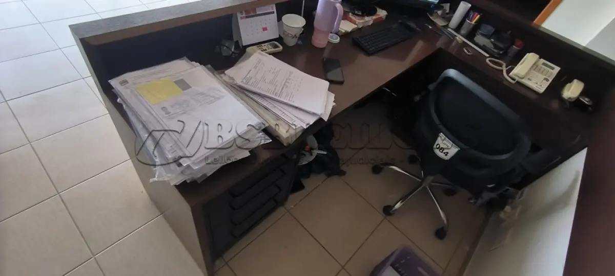 LOTE 083 - 01 BALCÃO EM L PARA RECEPÇÃO EM MADEIRA. (NO ESTADO) ATENÇÃO! FAZER A VISITAÇÃO ANTES DE ARREMATAR, NÃO SABEMOS SE FUNCIONA, LEILÃO NÃO TEM GARANTIA E NEM DEVOLUÇÃO, SUJEITO A POSSÍVEIS AVARIAS VISÍVEIS/OCULTAS E/OU AUSÊNCIA DE COMPONENTES.