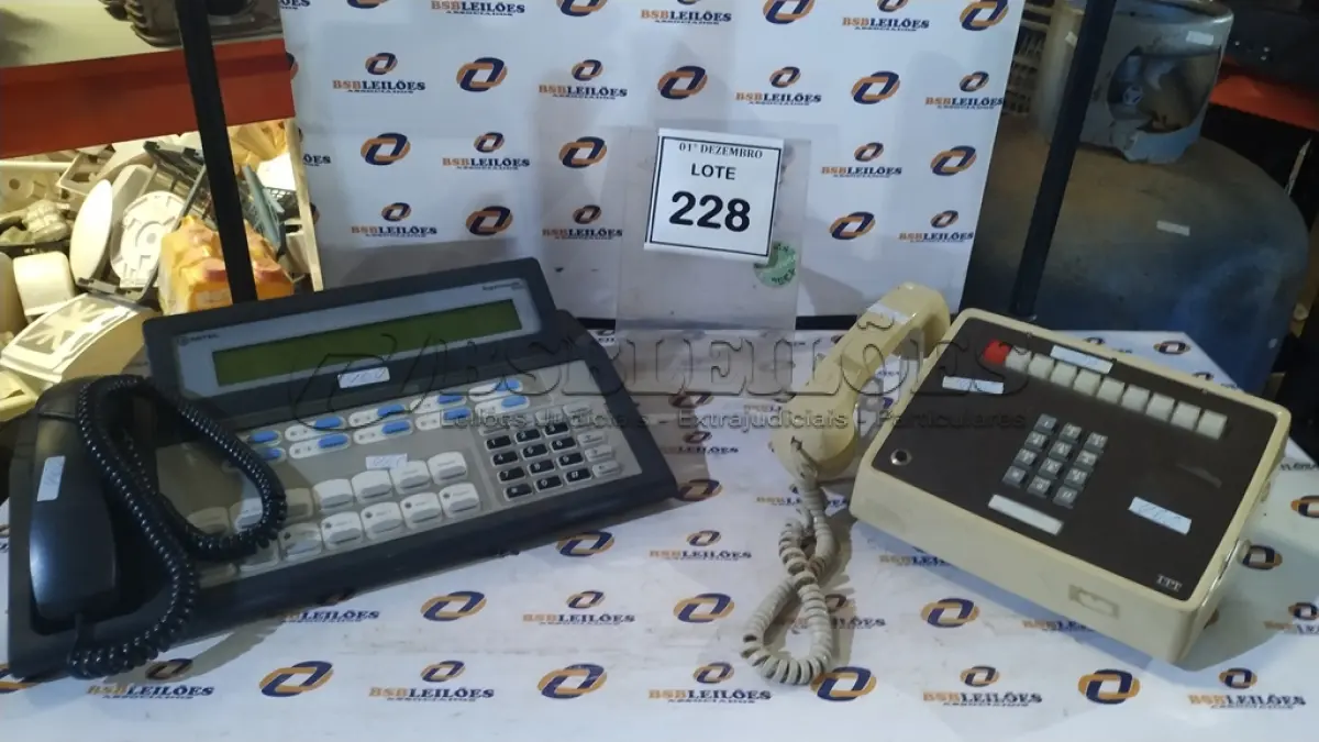 LOTE 228 - 01 TERMINAL DE OPERADORA TELEFÔNICA E 01 TELEFONE COMERCIAL MULTILINHA ITT. (NO ESTADO) ATENÇÃO! FAZER A VISITAÇÃO ANTES DE ARREMATAR, NÃO SABEMOS SE FUNCIONA, LEILÃO NÃO TEM GARANTIA E NEM DEVOLUÇÃO, SUJEITO A POSSÍVEIS AVARIAS VISÍVEIS/OCULTAS E/OU AUSÊNCIA DE COMPONENTES.