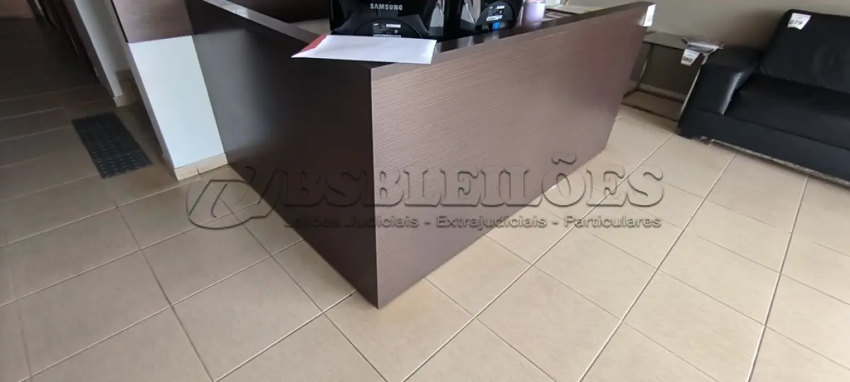 LOTE 083 - 01 BALCÃO EM L PARA RECEPÇÃO EM MADEIRA. (NO ESTADO) ATENÇÃO! FAZER A VISITAÇÃO ANTES DE ARREMATAR, NÃO SABEMOS SE FUNCIONA, LEILÃO NÃO TEM GARANTIA E NEM DEVOLUÇÃO, SUJEITO A POSSÍVEIS AVARIAS VISÍVEIS/OCULTAS E/OU AUSÊNCIA DE COMPONENTES.