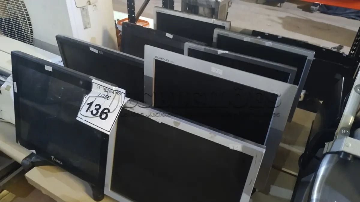LOTE 136 - 08 MONITORES DE MARCAS E MODELOS DIVERSOS. (NO ESTADO) ATENÇÃO! FAZER A VISITAÇÃO ANTES DE ARREMATAR, NÃO SABEMOS SE FUNCIONA, LEILÃO NÃO TEM GARANTIA E NEM DEVOLUÇÃO, SUJEITO A POSSÍVEIS AVARIAS VISÍVEIS/OCULTAS E/OU AUSÊNCIA DE COMPONENTES.