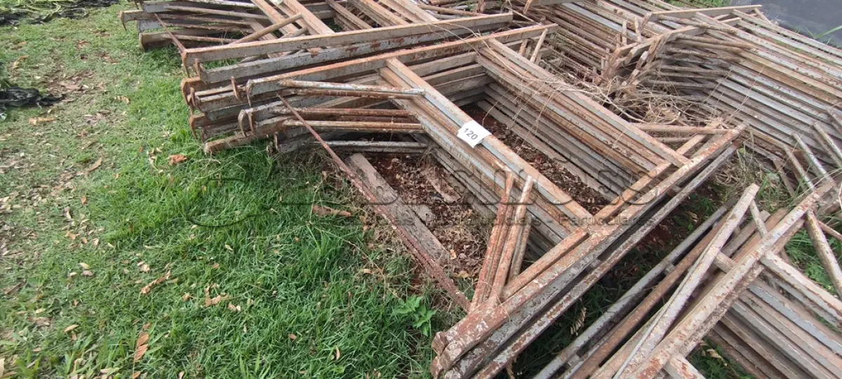 LOTE 120 - 10 MESAS DE FERRO PARA ANDAIMES. (NO ESTADO) ATENÇÃO! FAZER A VISITAÇÃO ANTES DE ARREMATAR, NÃO SABEMOS SE FUNCIONA, LEILÃO NÃO TEM GARANTIA E NEM DEVOLUÇÃO, SUJEITO A POSSÍVEIS AVARIAS VISÍVEIS/OCULTAS E/OU AUSÊNCIA DE COMPONENTES.