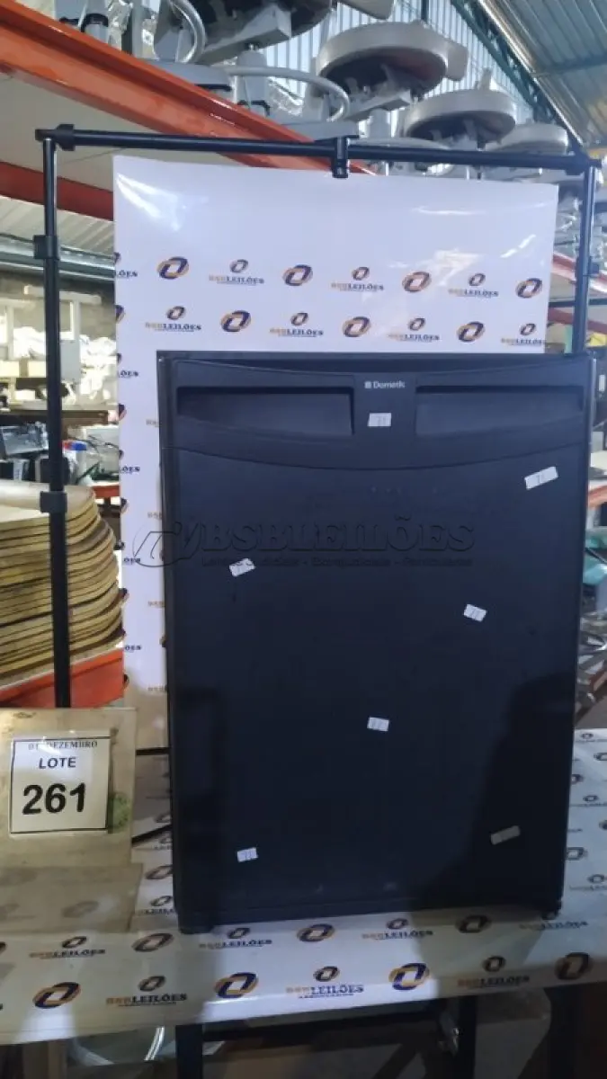 LOTE 261 - 01 FRIGOBAR MARCA DOMETIC. (NO ESTADO) ATENÇÃO! FAZER A VISITAÇÃO ANTES DE ARREMATAR, NÃO SABEMOS SE FUNCIONA, LEILÃO NÃO TEM GARANTIA E NEM DEVOLUÇÃO, SUJEITO A POSSÍVEIS AVARIAS VISÍVEIS/OCULTAS E/OU AUSÊNCIA DE COMPONENTES.