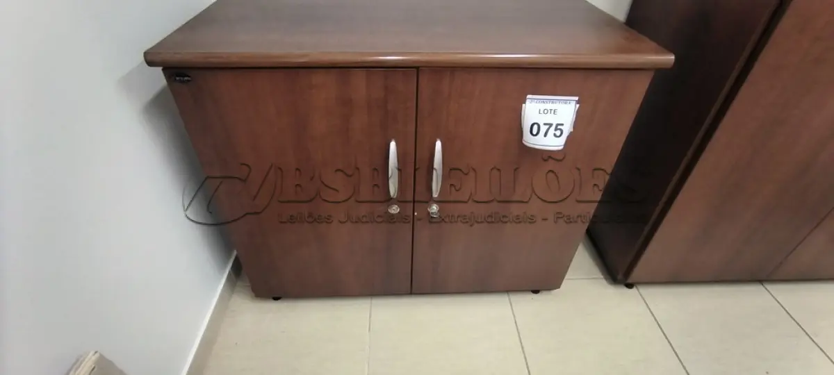 LOTE 075 - 01 ARMÁRIO BAIXO EM MADEIRA 02 PORTAS NA COR MARROM. (NO ESTADO) ATENÇÃO! FAZER A VISITAÇÃO ANTES DE ARREMATAR, NÃO SABEMOS SE FUNCIONA, LEILÃO NÃO TEM GARANTIA E NEM DEVOLUÇÃO, SUJEITO A POSSÍVEIS AVARIAS VISÍVEIS/OCULTAS E/OU AUSÊNCIA DE COMPONENTES.