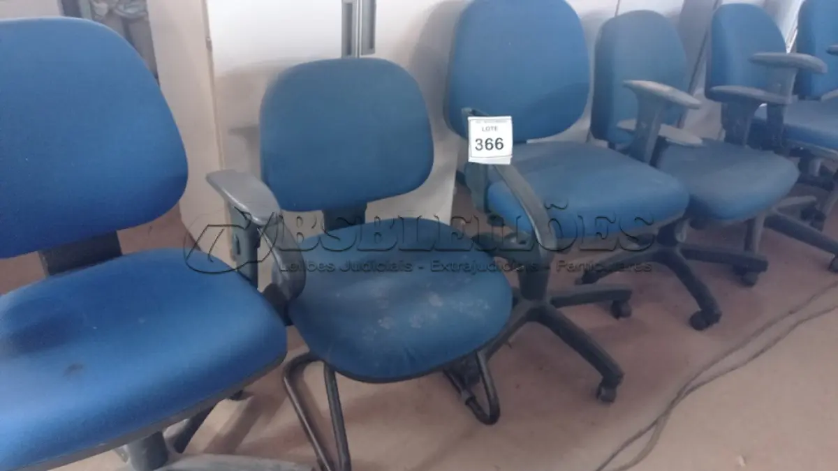 LOTE 366 - 06 CADEIRAS GIRATÓRIAS. (NO ESTADO) ATENÇÃO! FAZER A VISITAÇÃO ANTES DE ARREMATAR, NÃO SABEMOS SE FUNCIONA, LEILÃO NÃO TEM GARANTIA E NEM DEVOLUÇÃO, SUJEITO A POSSÍVEIS AVARIAS VISÍVEIS/OCULTAS E/OU AUSÊNCIA DE COMPONENTES.