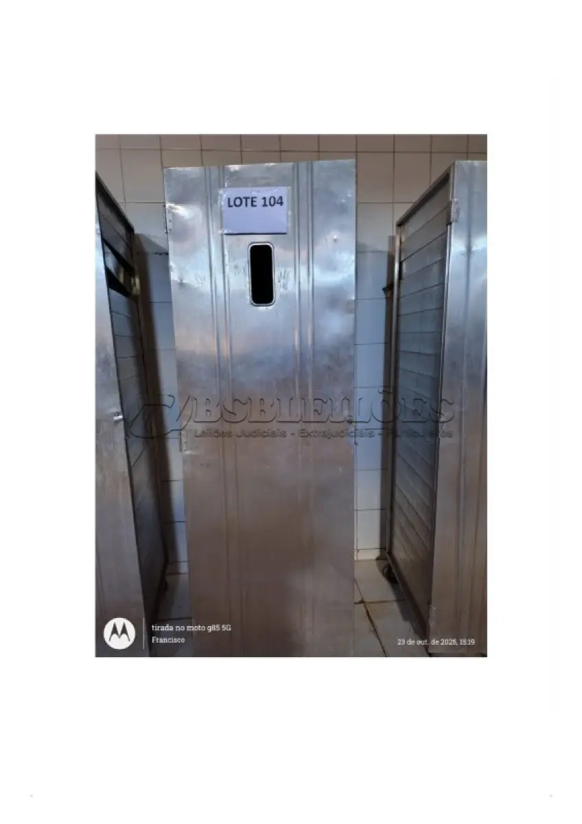 LOTE 104 - 01 ARMARIO P/ ARMAZENAR PÃO FRANCÊS, EM AÇO INOXIDAVEL, COM ROLDANAS, PORTAS COM VISOR DE VIDRO, DIMENSÕES: 180x64x74. 20 ASSADEIRAS DE 5 TIRAS EM FERRO. (NO ESTADO DE CONSERVAÇÃO QUE SE ENCONTRA)