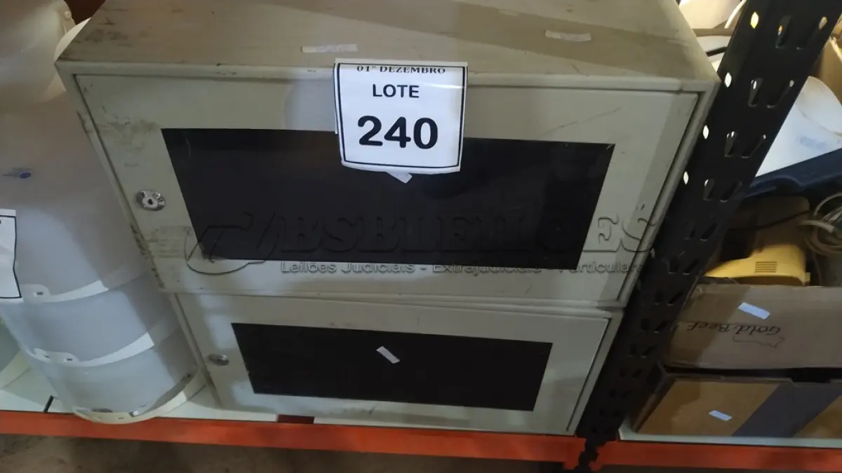LOTE 240 - 02 MINIS RACKS DE REDE COM PORTA DE ACRÍLICO E FECHADURA. (NO ESTADO) ATENÇÃO! FAZER A VISITAÇÃO ANTES DE ARREMATAR, NÃO SABEMOS SE FUNCIONA, LEILÃO NÃO TEM GARANTIA E NEM DEVOLUÇÃO, SUJEITO A POSSÍVEIS AVARIAS VISÍVEIS/OCULTAS E/OU AUSÊNCIA DE COMPONENTES.