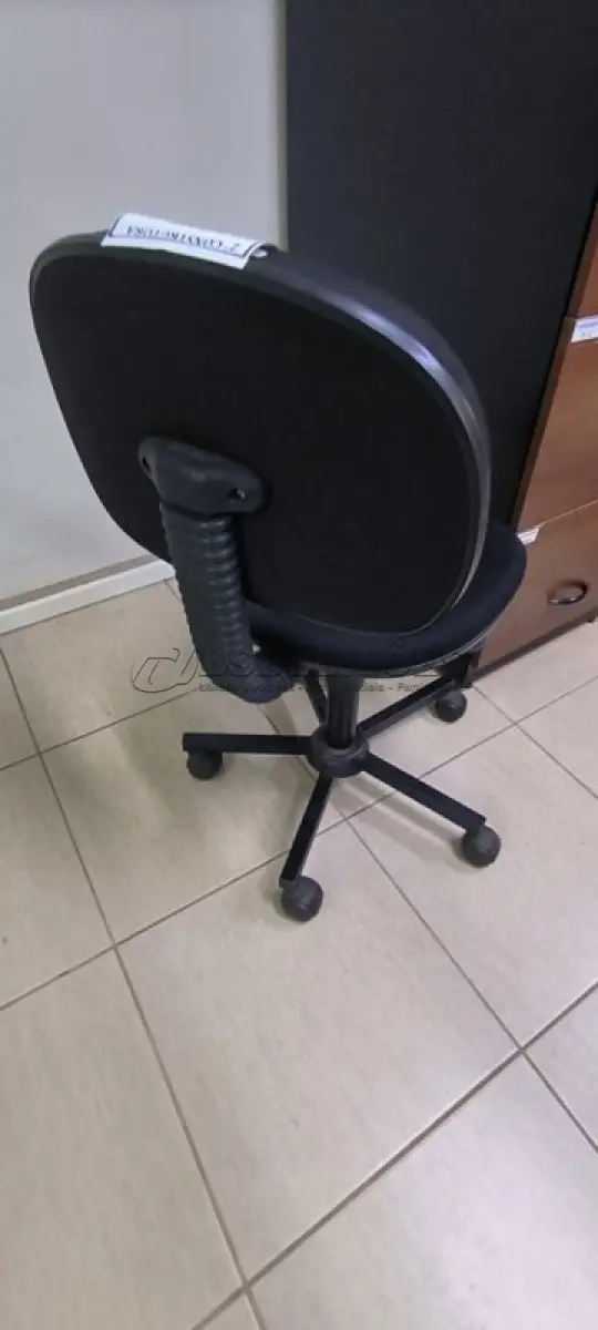 LOTE 017 - 01 CADEIRA GIRATÓRIA PARA ESCRITÓRIO. (NO ESTADO) ATENÇÃO! FAZER A VISITAÇÃO ANTES DE ARREMATAR, NÃO SABEMOS SE FUNCIONA, LEILÃO NÃO TEM GARANTIA E NEM DEVOLUÇÃO, SUJEITO A POSSÍVEIS AVARIAS VISÍVEIS/OCULTAS E/OU AUSÊNCIA DE COMPONENTES.