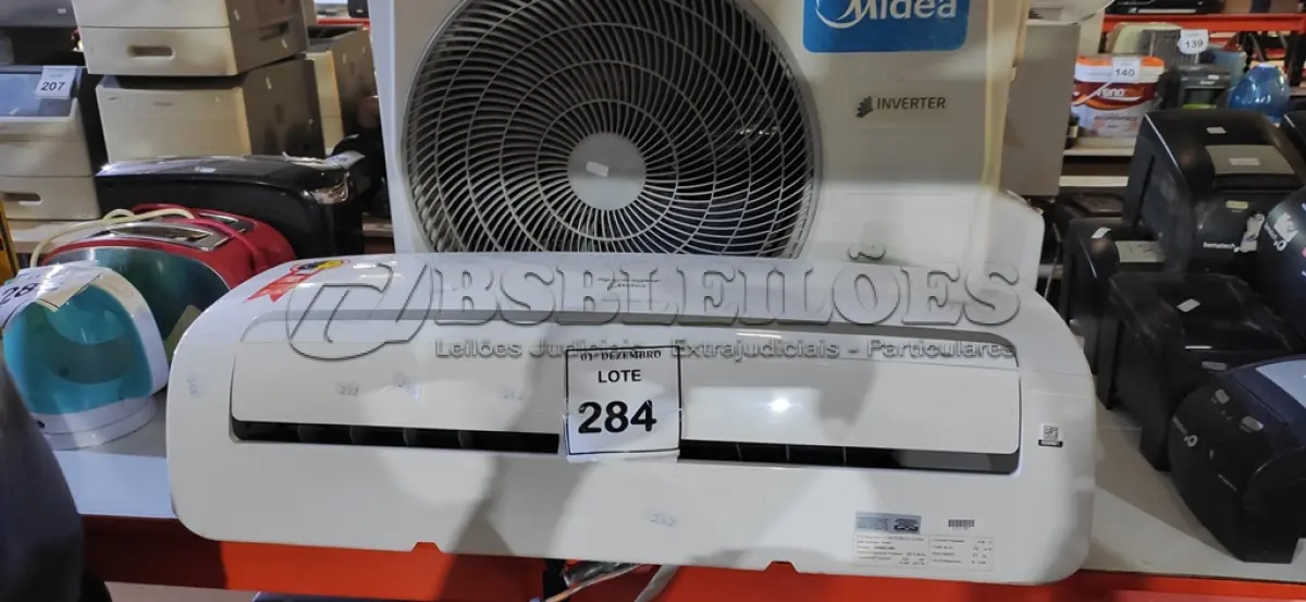 LOTE 284 - 01 AR-CONDICIONADO MARCA MIDEA 12000 BTU/H. (NO ESTADO) ATENÇÃO! FAZER A VISITAÇÃO ANTES DE ARREMATAR, NÃO SABEMOS SE FUNCIONA, LEILÃO NÃO TEM GARANTIA E NEM DEVOLUÇÃO, SUJEITO A POSSÍVEIS AVARIAS VISÍVEIS/OCULTAS E/OU AUSÊNCIA DE COMPONENTES.