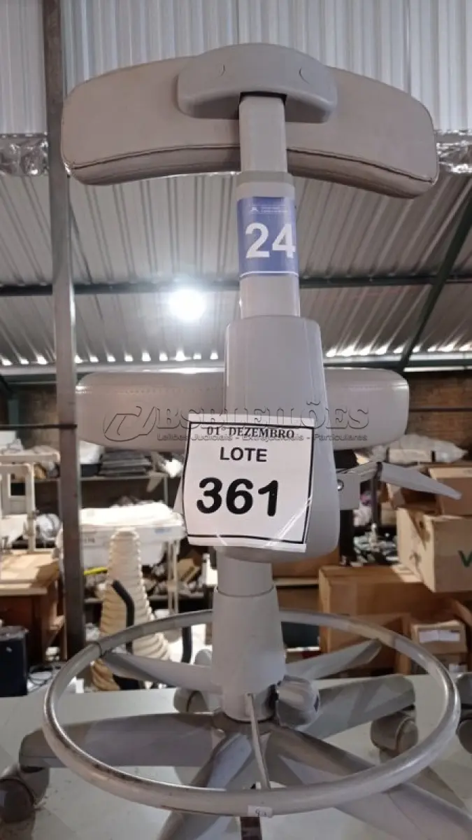 LOTE 361 - 01 CADEIRA MOCHO GIRATÓRIA. (NO ESTADO) ATENÇÃO! FAZER A VISITAÇÃO ANTES DE ARREMATAR, NÃO SABEMOS SE FUNCIONA, LEILÃO NÃO TEM GARANTIA E NEM DEVOLUÇÃO, SUJEITO A POSSÍVEIS AVARIAS VISÍVEIS/OCULTAS E/OU AUSÊNCIA DE COMPONENTES.
