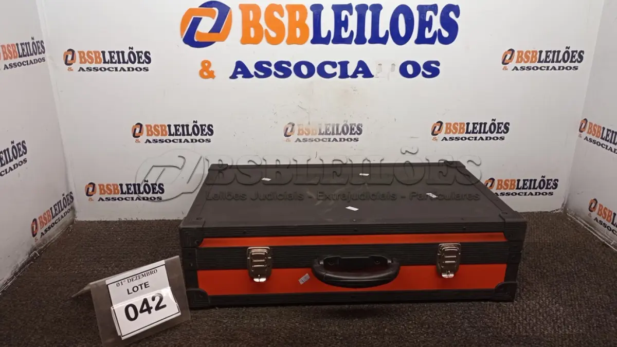 LOTE 042 - 01 MALETA CASE. (NO ESTADO) ATENÇÃO! FAZER A VISITAÇÃO ANTES DE ARREMATAR, NÃO SABEMOS SE FUNCIONA, LEILÃO NÃO TEM GARANTIA E NEM DEVOLUÇÃO, SUJEITO A POSSÍVEIS AVARIAS VISÍVEIS/OCULTAS E/OU AUSÊNCIA DE COMPONENTES.