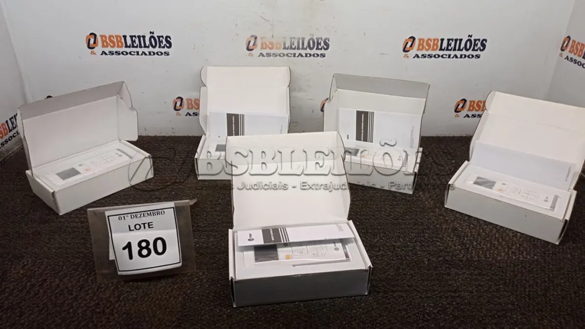 LOTE 180 - 05 CONTROLES DE AR-CONDICIONADO MARCA TRANE. (NO ESTADO) ATENÇÃO! FAZER A VISITAÇÃO ANTES DE ARREMATAR, NÃO SABEMOS SE FUNCIONA, LEILÃO NÃO TEM GARANTIA E NEM DEVOLUÇÃO, SUJEITO A POSSÍVEIS AVARIAS VISÍVEIS/OCULTAS E/OU AUSÊNCIA DE COMPONENTES.