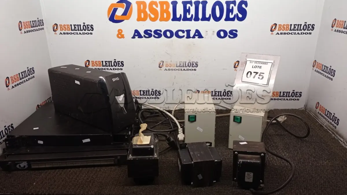 LOTE 075 - 01 PAINEL DE DISTRIBUIÇÃO DE FIBRA ÓTICA, 03 TRANSFORMADORES E 02 ESTABILIZADORES. (NO ESTADO) ATENÇÃO! FAZER A VISITAÇÃO ANTES DE ARREMATAR, NÃO SABEMOS SE FUNCIONA, LEILÃO NÃO TEM GARANTIA E NEM DEVOLUÇÃO, SUJEITO A POSSÍVEIS AVARIAS VISÍVEIS/OCULTAS E/OU AUSÊNCIA DE COMPONENTES.
